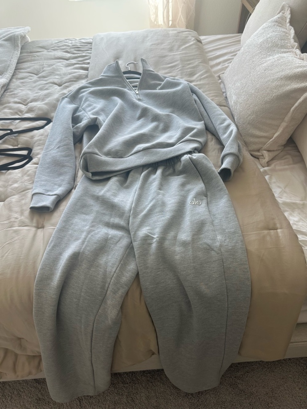 ALO Yoga Light Grey accolade pants and 1/4 zip xs set